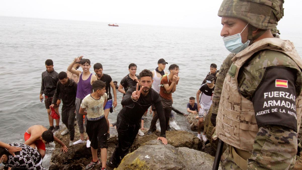 El Ejército se despliegue en Ceuta ante la llegada masiva de inmigrantes.