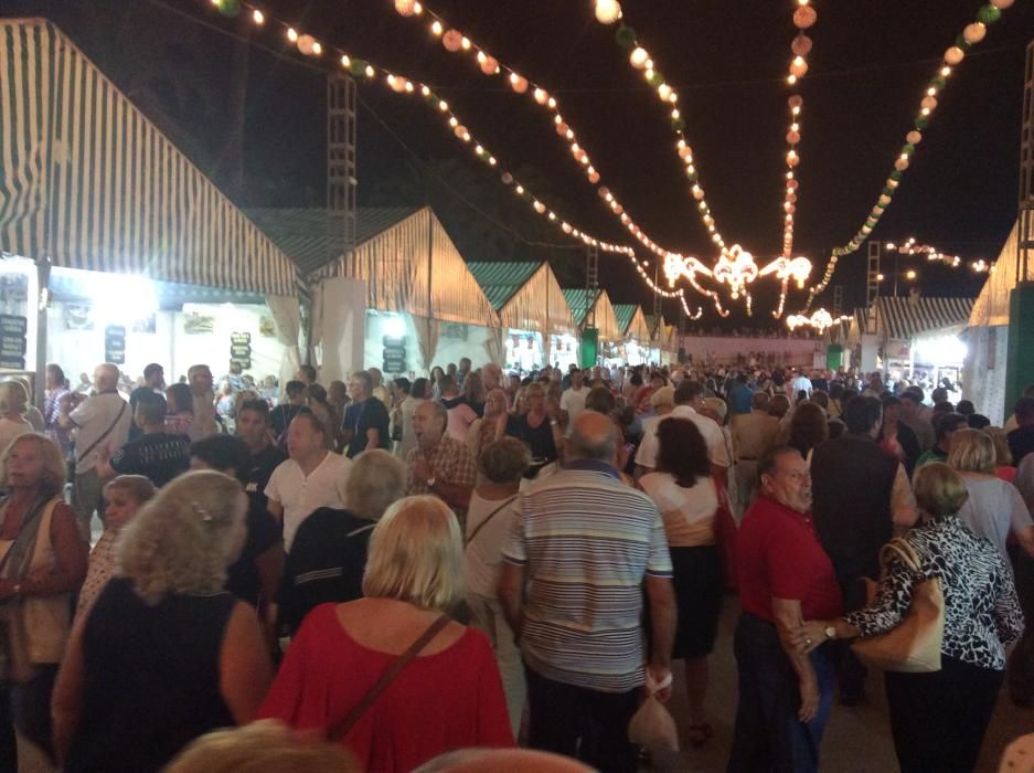 La Feria de Sevillanas 2017 comenzó anoche con una gran afluencia de público, actuaciones flamencas y de sevillanas, gastronomía y casetas, en el recinto portuario de Torrevieja