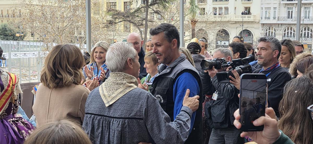 El concejal de Fallas, Santiago Ballester, consuela al pirotécnico Vicente Crespo