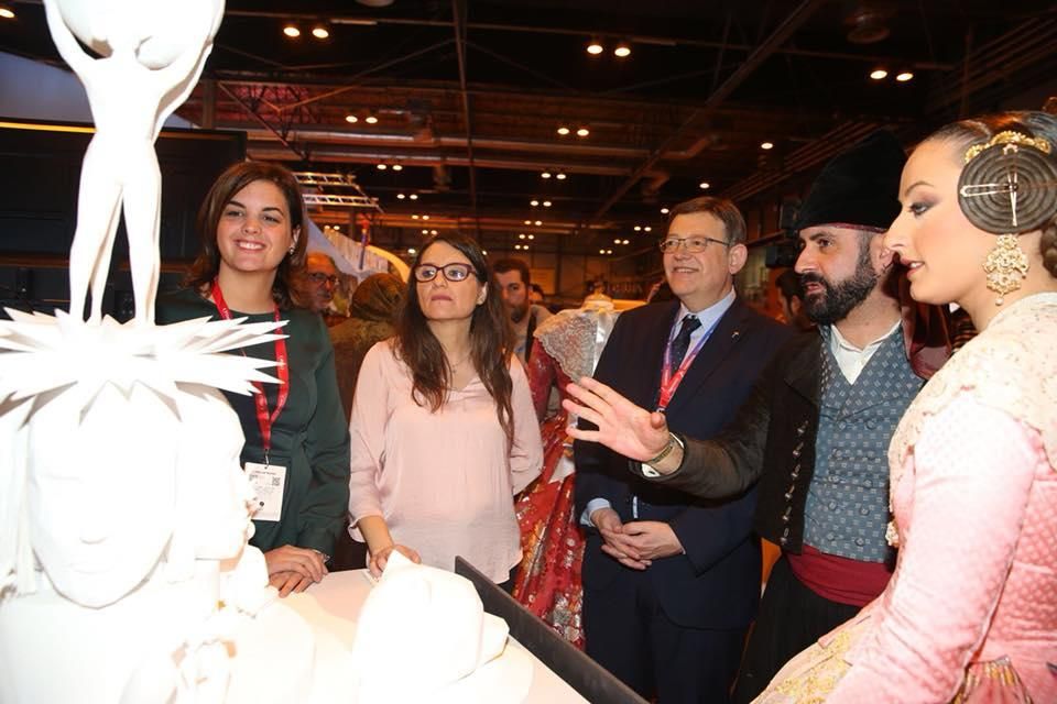 11 falleras mayores desfilan en Fitur para presentar las Fallas