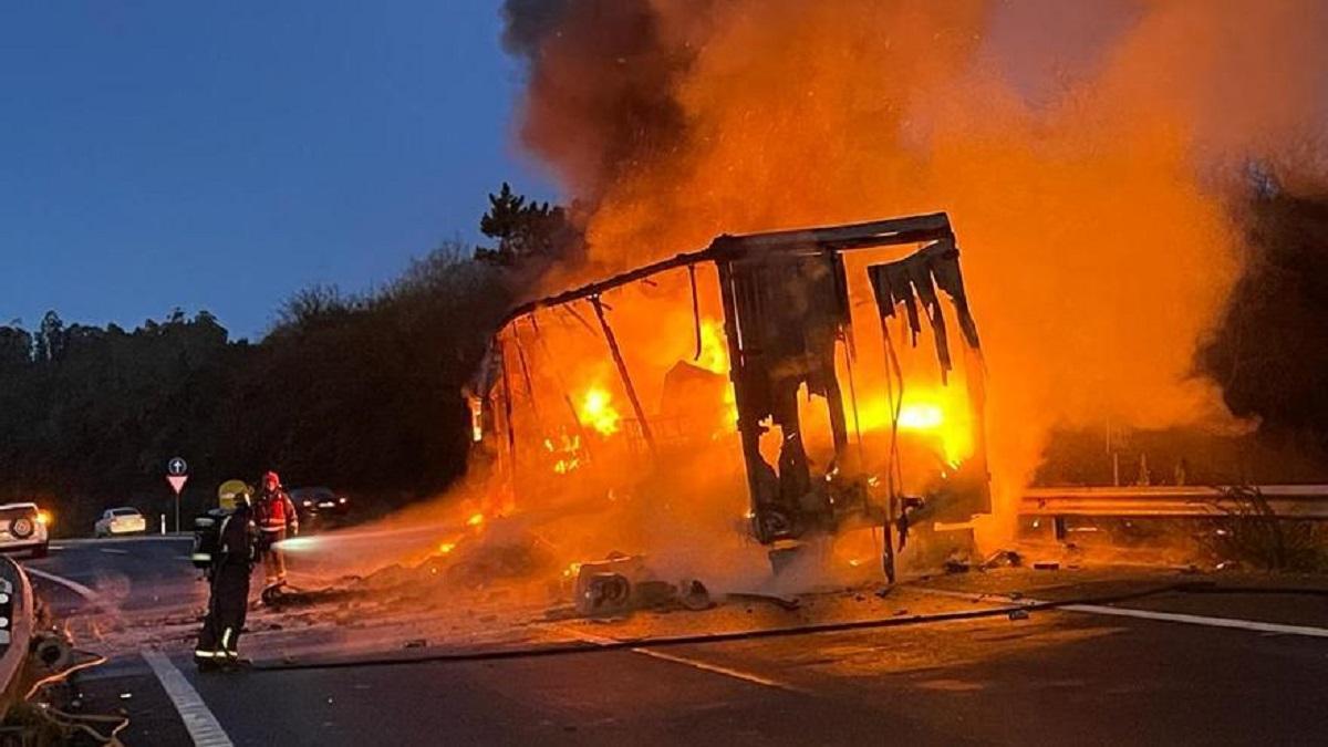 El camin incendiado en plena autova