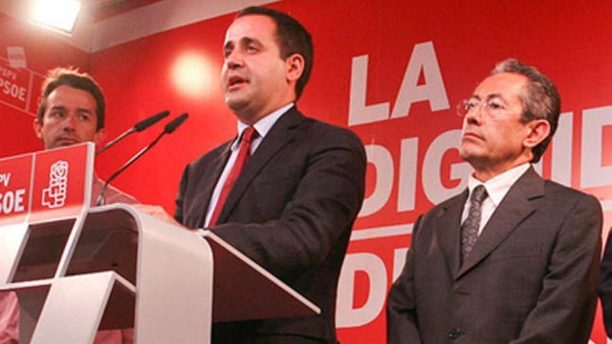 Jorge Alarte, en el centro, junto a Óscar Tena (izq.) y Ángel Luna (d.), durante la comparecencia.