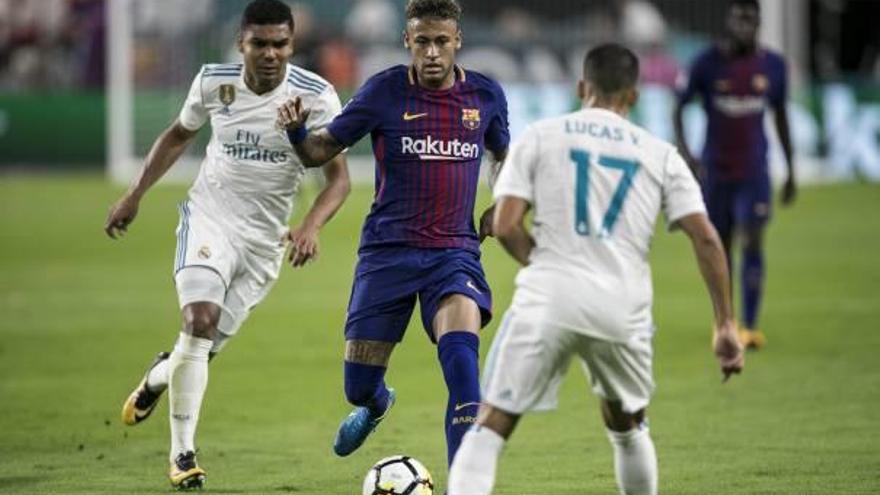 Neymar durante el clásico disputado en Miami ante Casemiro y Lucas Vázquez.