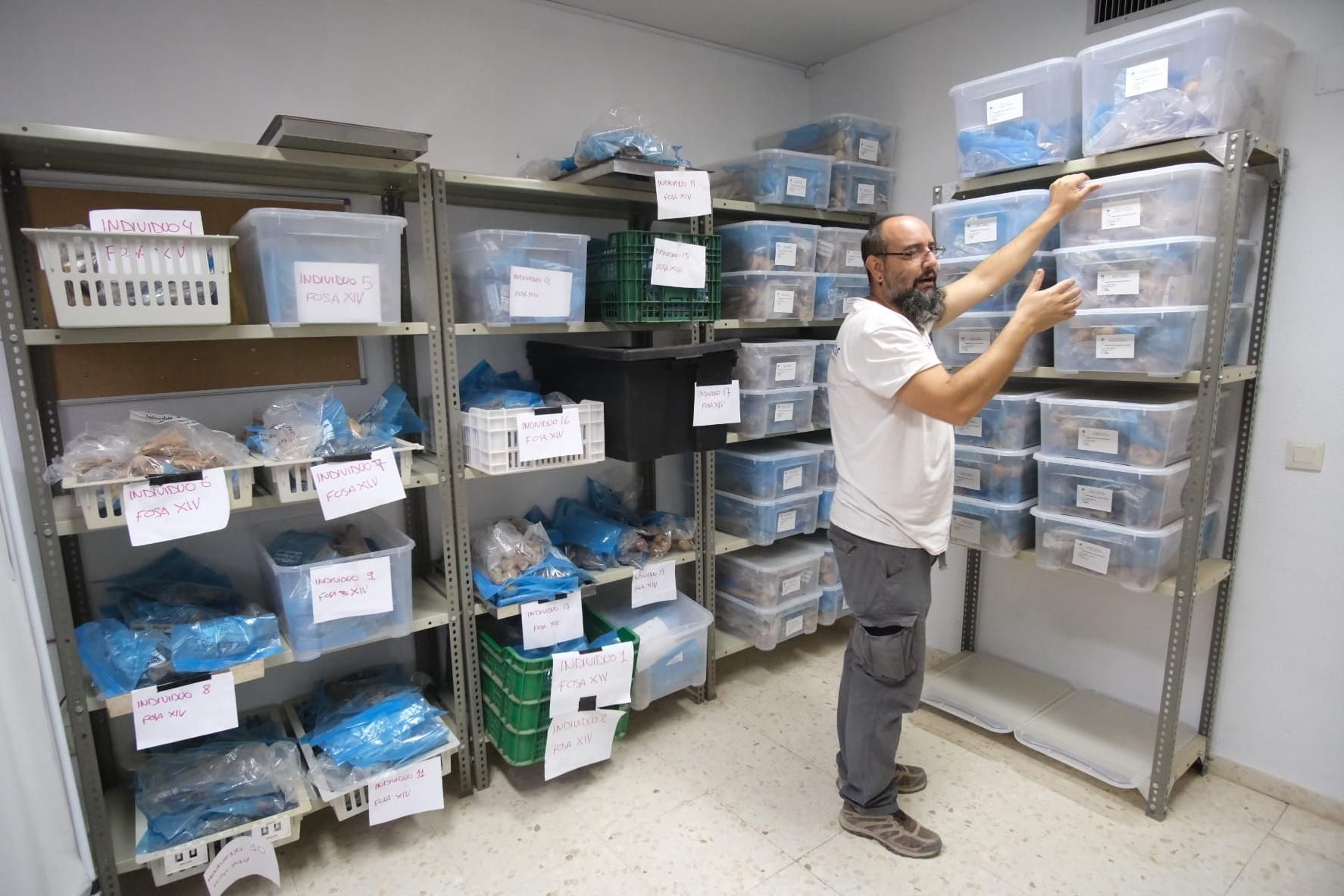 El arqueólogo Jorge García en el laboratorio habilitado por el Ayuntamiento de Aspe en las dependencias del antiguo centro de salud.