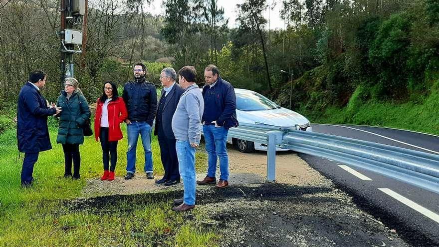 Representantes municipales y provinciales, ayer, en la visita al tramo del vial renovado. // Concello