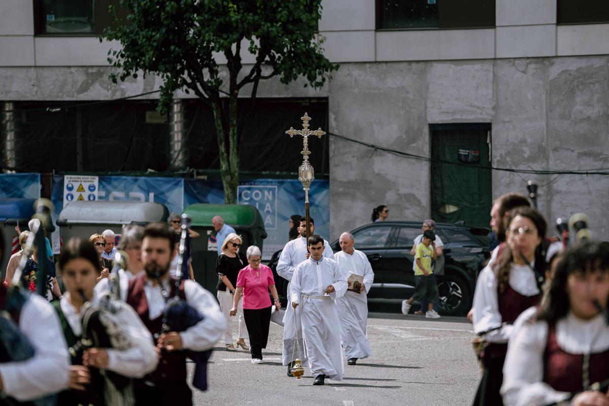 Gaiteiros encabezan la procesion de Santiago Apóstol  seguidos por los monaguillos