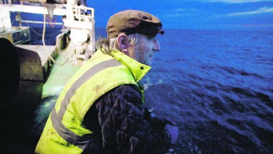 Un marinero avilesino, a bordo del «Luscinda», esperando una «señal» de xarda en aguas del Cantábrico.