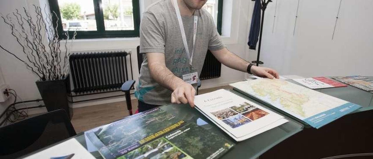 La oficina dispone de múltiples folletos informativos sobre la villa y su entorno. // Bernabé/ Cris M. V.