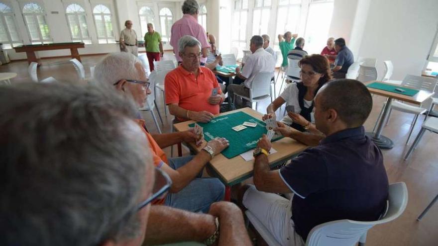 Participantes, ayer, en los campeonatos de juegos de mesa, que hoy concluyen en el Centro Sur. // G. S.