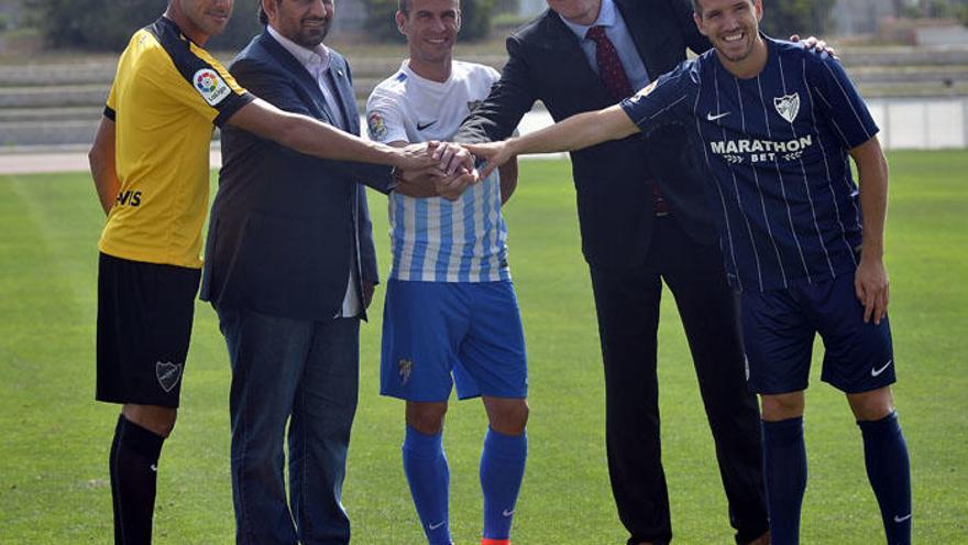 Los tres capitanes posan con las tres equipaciones del Málaga CF junto a Al-Thani y el CEO de Marathonbet, Viktor Hoffmann.