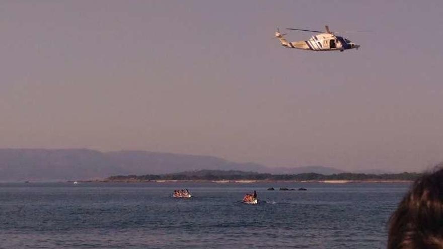 El helicóptero Pesca I sobrevolando una de las zonas marisqueras de O Grove. // Muñiz