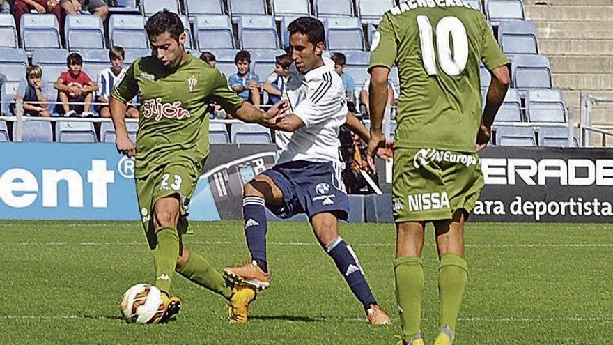 Montoro, en el centro de la imagen, presiona a Jony en un partido entre el Sporting y el Recreativo de Huelva.