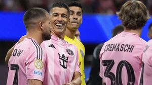 Inter Miamis Luis Suarez, second left, smiles before the Club World Cup group A soccer match between Inter Miami and FC Porto in Atlanta, Thursday, June 19, 2025. (AP Photo/Brynn Anderson)