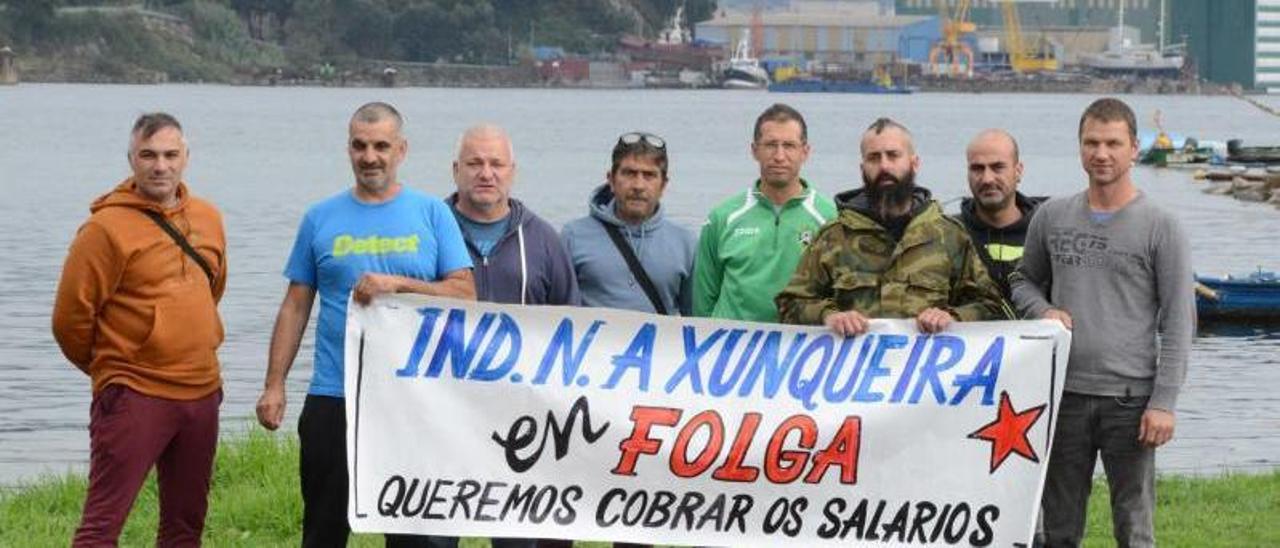 Parte de la plantilla, ayer, en Meira con las instalaciones del astillero al fondo. | GONZALO NÚÑEZ