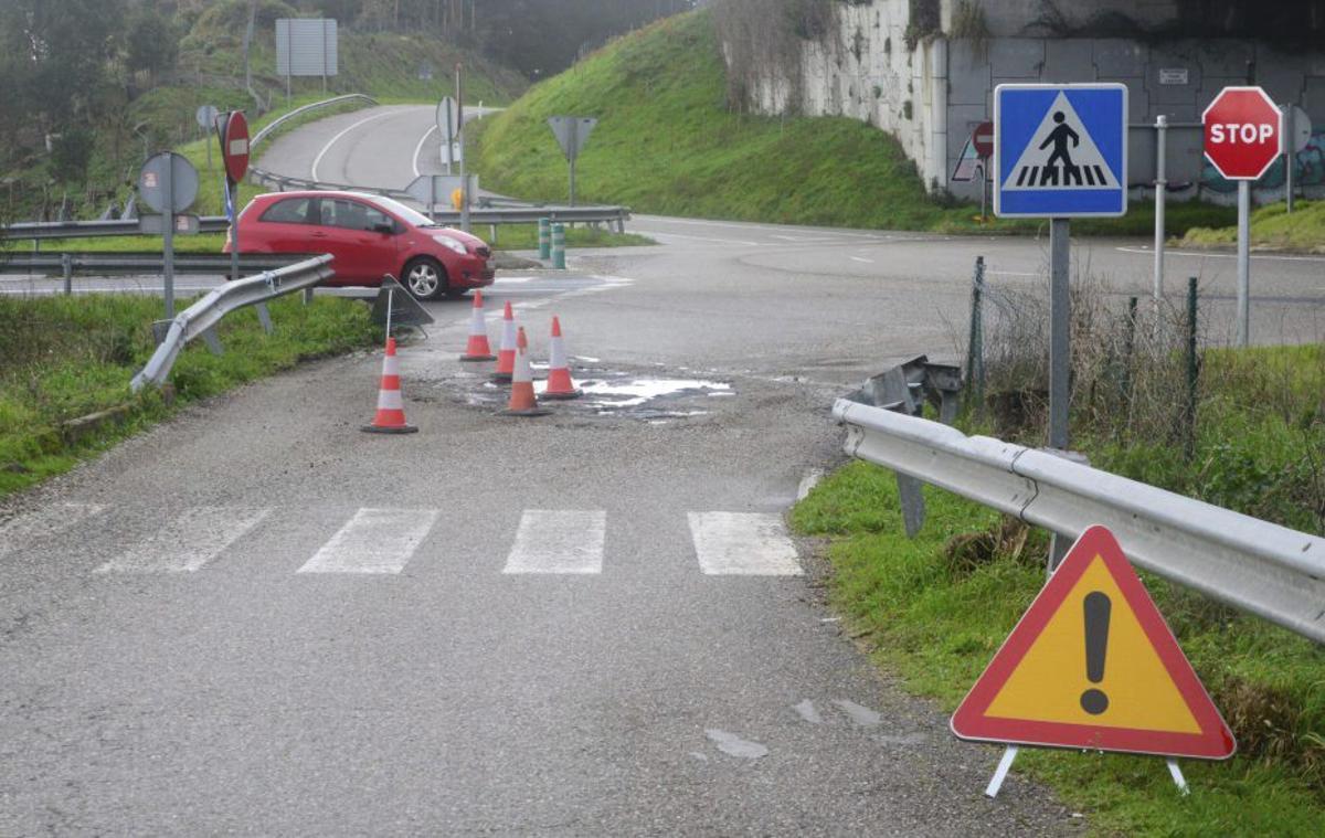 Conos señalizando los baches en el acceso de la autovía a San Martiño. | G.NÚÑEZ