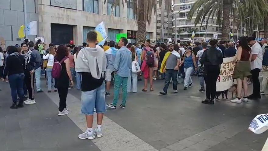Protestas en favor de Palestina y contra la masificación turística en la entrada del Teatro Pérez Galdós