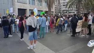 Protestas en favor de Palestina y contra la masificación turística en la entrada del Teatro Pérez Galdós