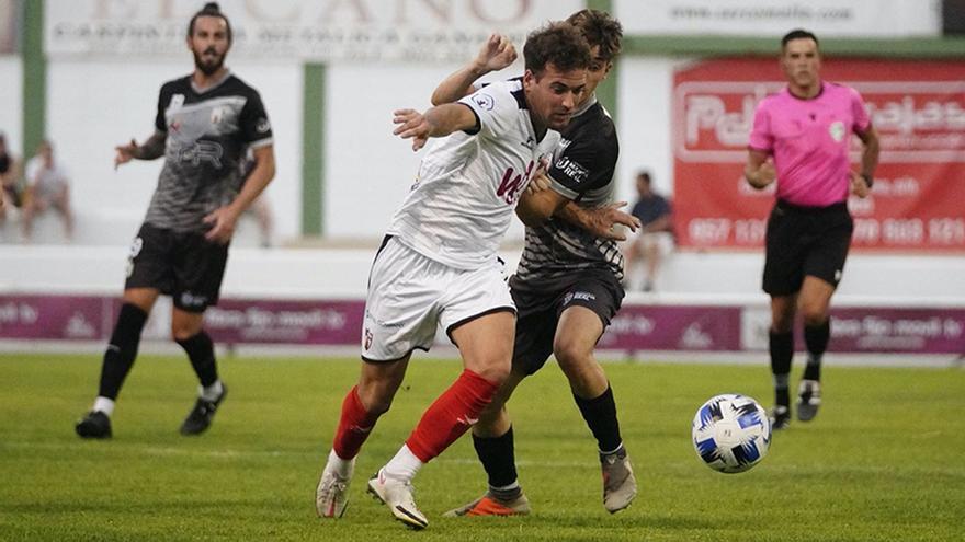 Lance del partido del Trofeo Peña Madridista entre el Pozoblanco y el Mancha Real.