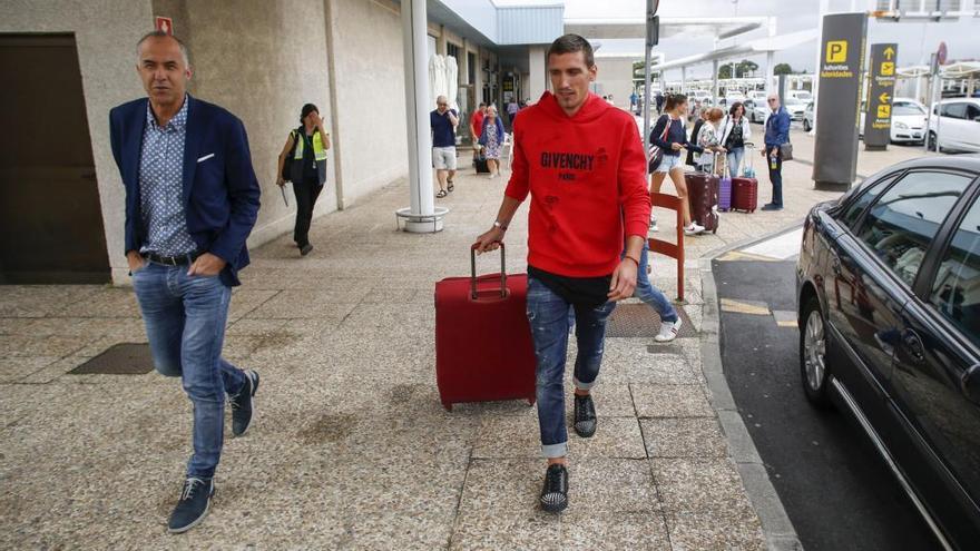 Mela Kodro, a la izquierda, junto a Scefan Scepovic, en el Aeropuerto de Asturias