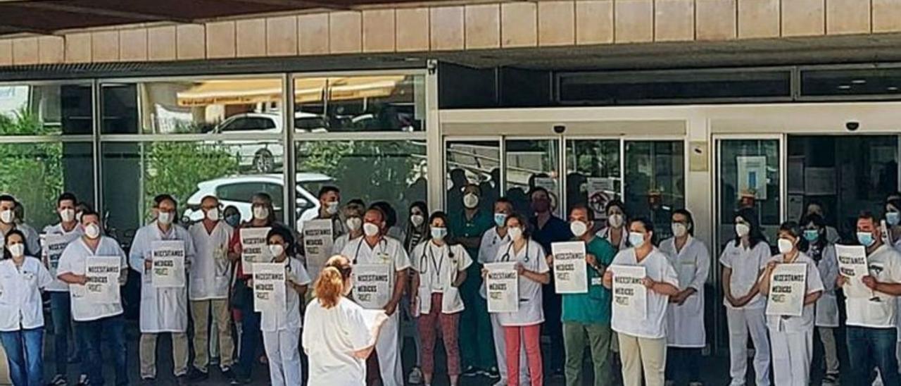 Protesta en el Hospital Comarcal del Noroeste por la falta de sanitarios.