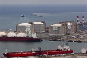 Planta de regasificacion en la zona de inflamables del puerto de Barcelona.