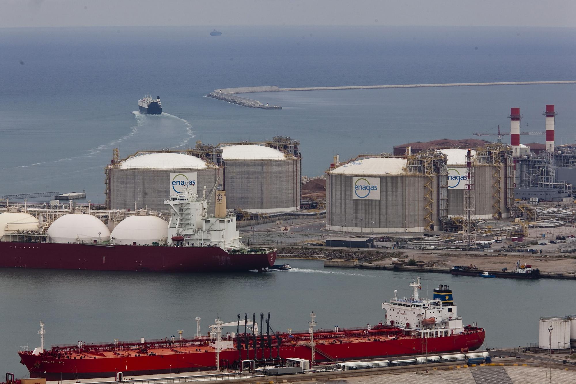 Planta de regasificacion en la zona de inflamables del puerto de Barcelona.