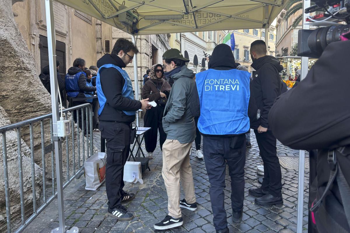 Dos euros, two euro, due euro…": Los trabajadores de la Fontana di Trevi no han dejado de repetirlo este lunes en el emblemático monumento de Roma. Dos euros, two euro, due euro…": Los trabajadores de la Fontana di Trevi no han dejado de repetirlo este lunes en el emblemático monumento de Roma.
