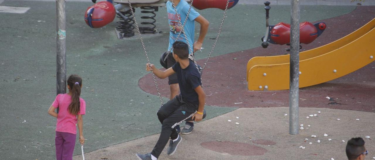 Tres menores juegan en un parque infantil de Alzira en horario escolar, en una imagen de archivo. | V. M. PASTOR