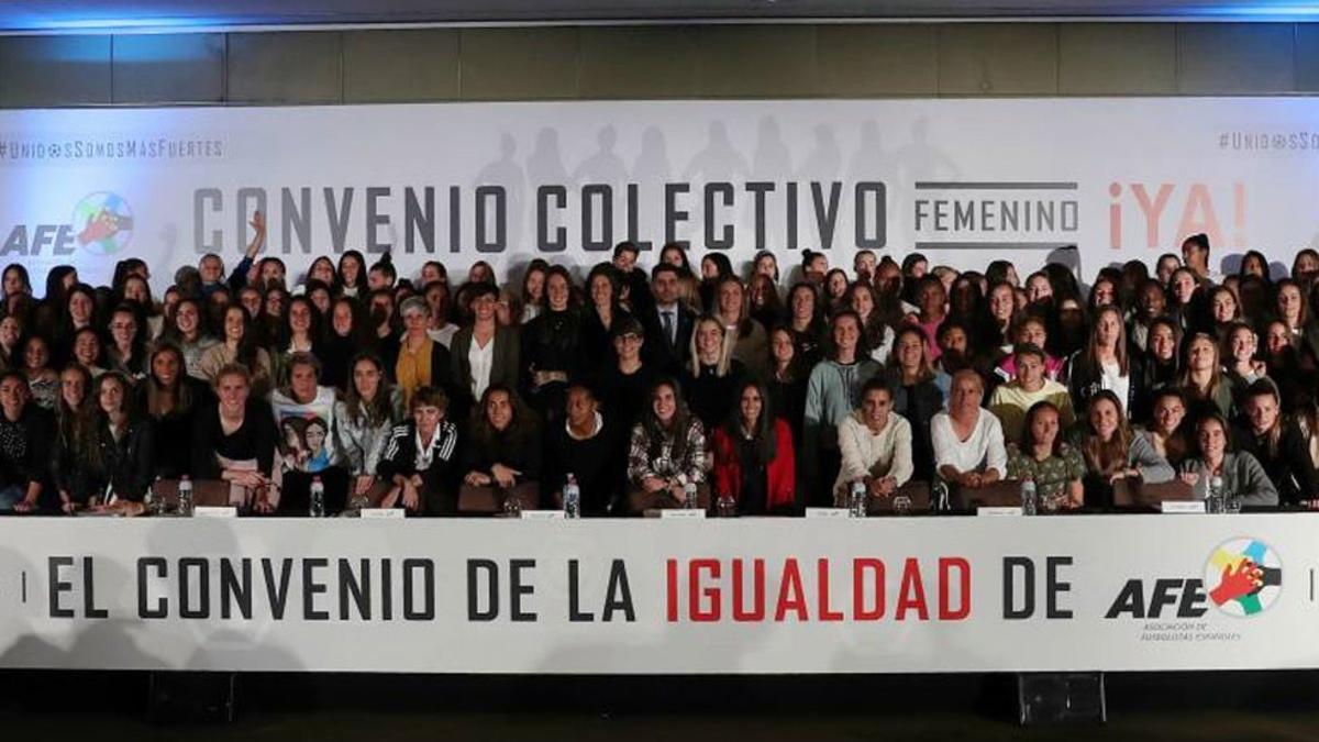 Las jugadoras durante la firma del convenio colectivo en Madrid