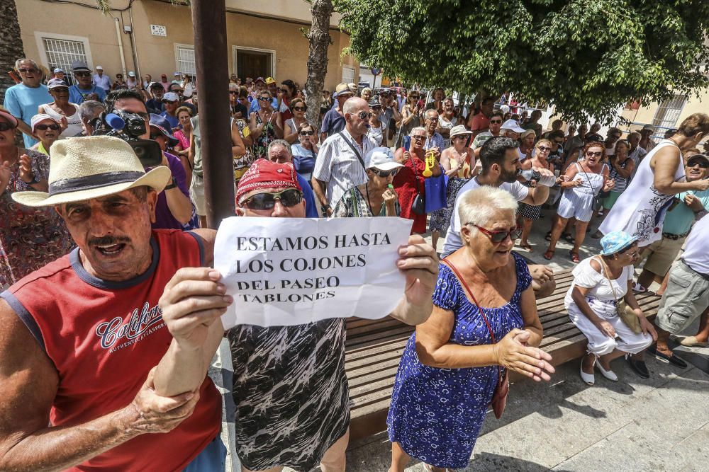 Protesta vecinos de La Mata para exigir mejoras.