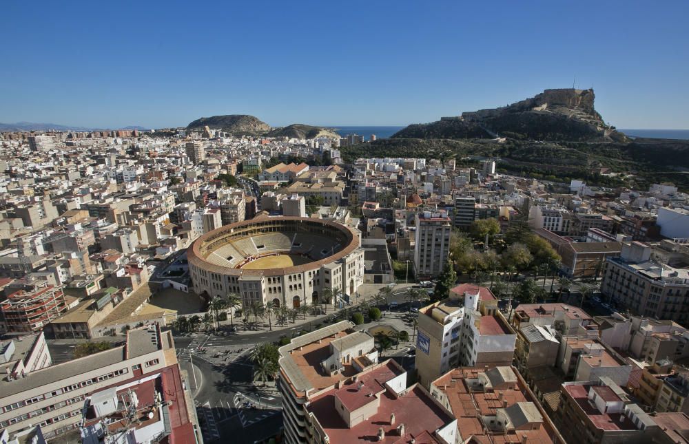 La rehabilitación del entorno de los castillos empieza con la reforestación del Tossal.