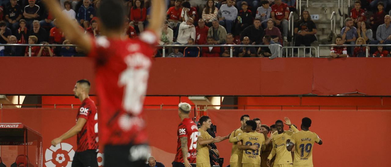 Los jugadores del Barcelona celebran el gol de Lewandowski al Mallorca.