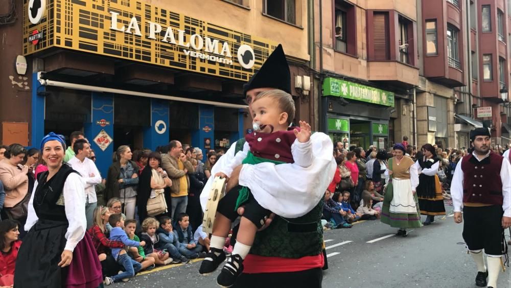 Oviedo celebra el desfile del Día de América en Asturias