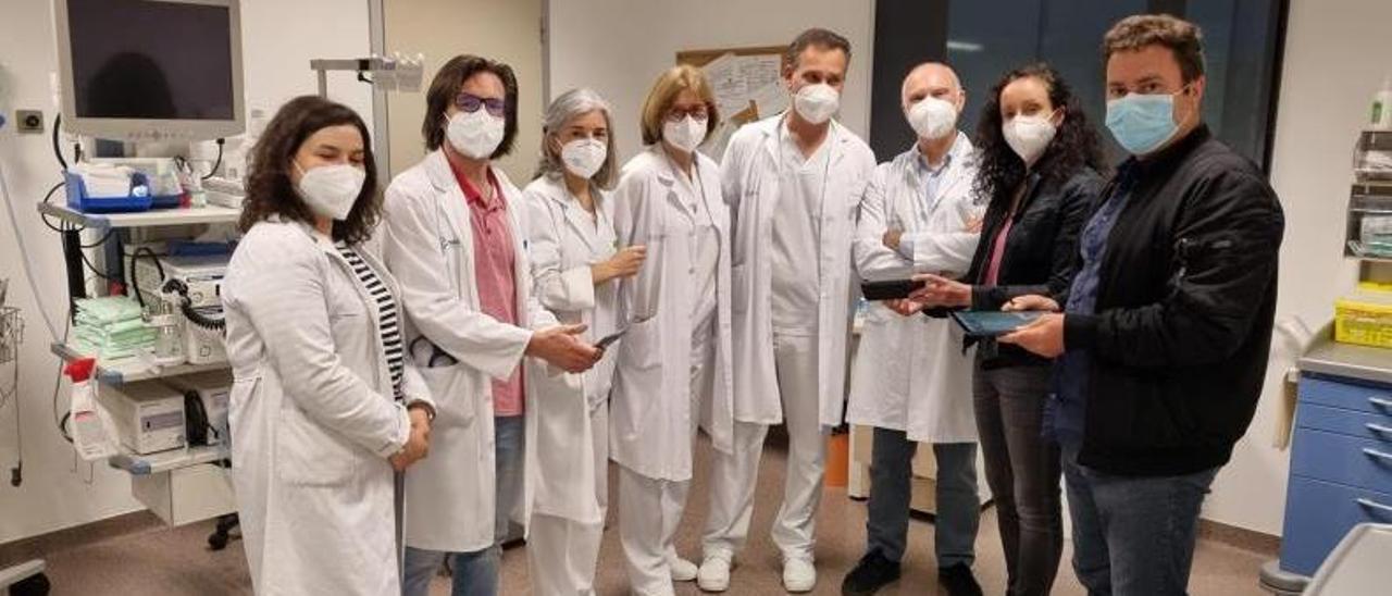 Manuel Caeiro y Rebeca Díaz (dcha.), con el equipo médico.    // DUVI