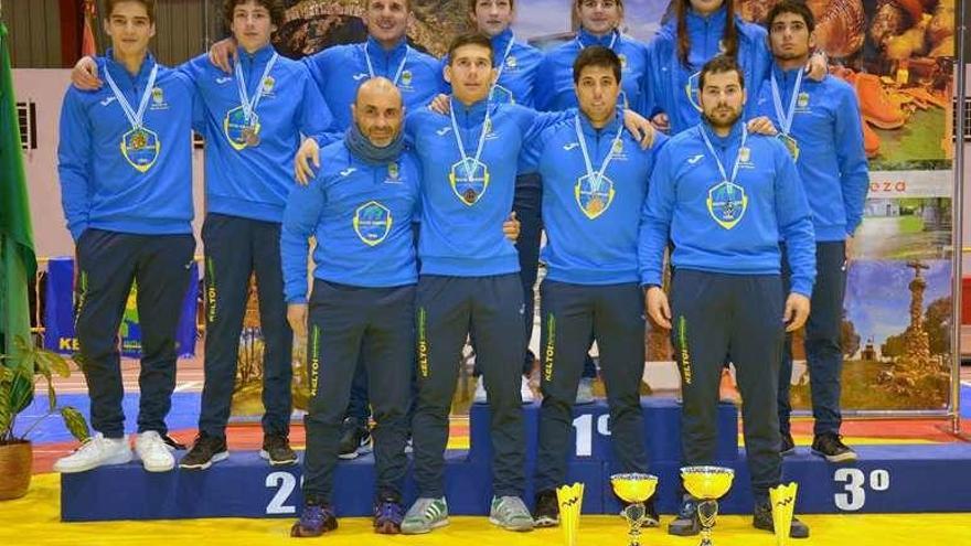 Formación del equipo dezano con sus medallas.// José Ramón Moire