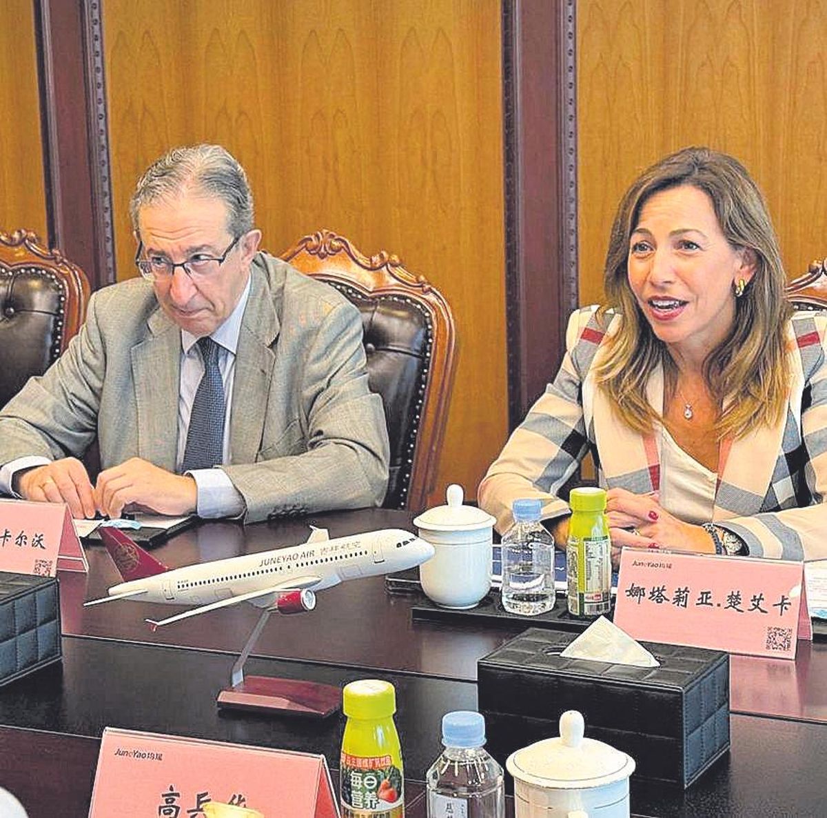 La alcaldesa de Zaragoza, Natalia Chueca, se reunió recientemente en China con los dirigentes de Juneyao.