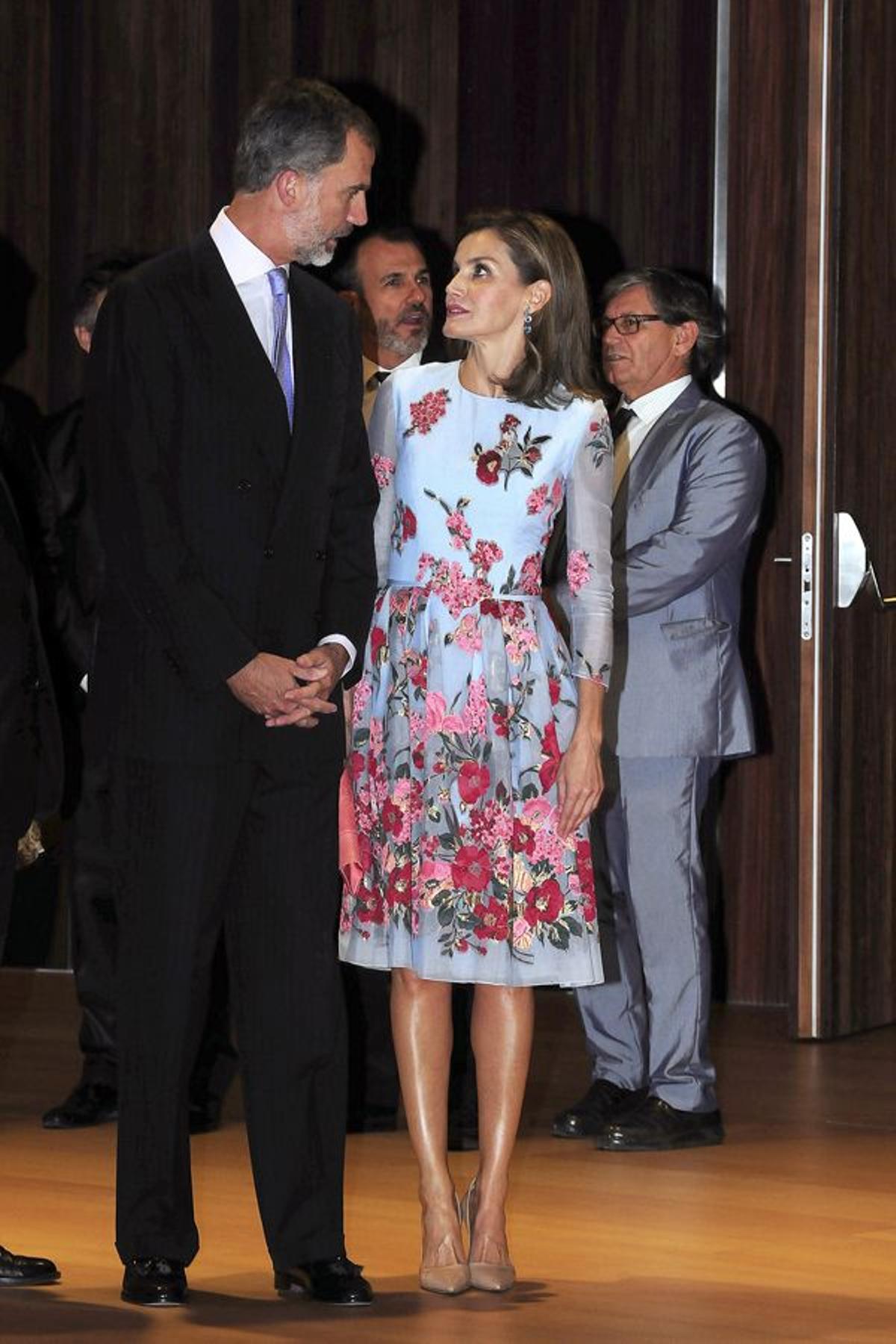 Letizia Ortiz junto a Felipe VI estrenando vestido y corte de pelo