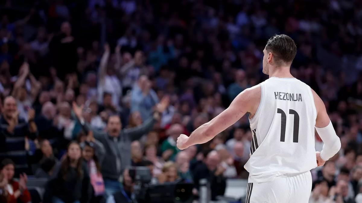 Hezonja celebra un punto con el Real Madrid