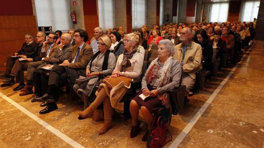 El público que asistió ayer a la conferencia de Javier Menéndez en el auditorio del Areal. // José Lores