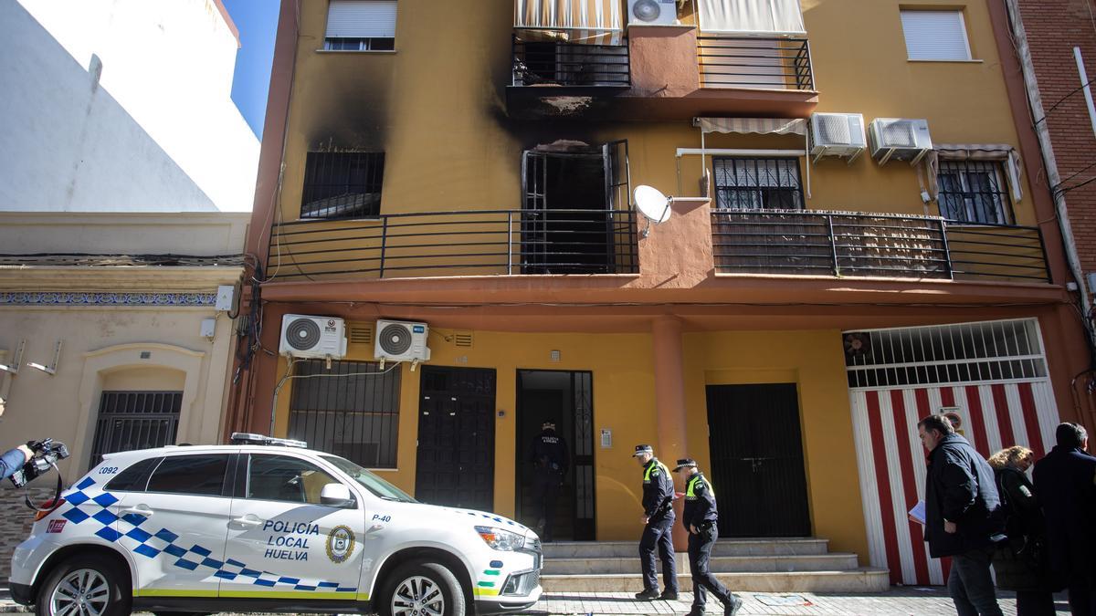 El terrible incendio dejó rastro en la fachada del piso donde ocurrió.