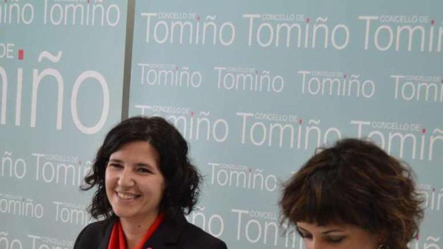 La alcaldesa de Tomiño, Sandra González (d), y la edil de Cultura de Cerveira, Aurora Viaes, en la presentación. // D.P.