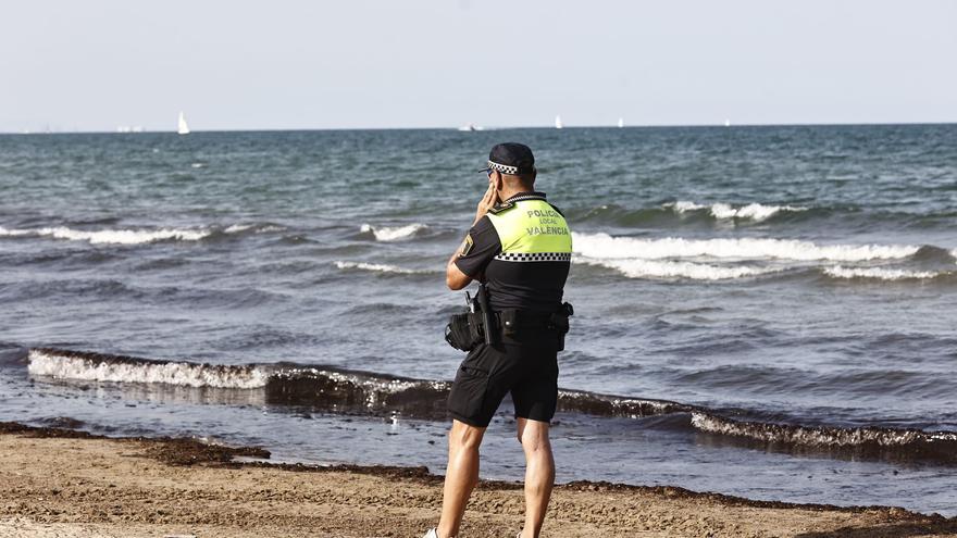 Una mancha de algas y basura obliga a cerrar la playa del Cabanyal