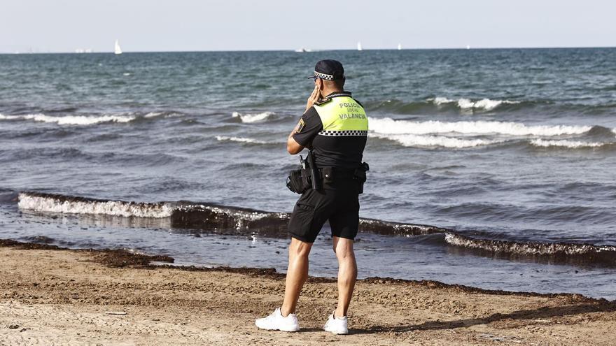 Una nueva mancha obliga a cerrar y desalojar la playa del Cabanyal