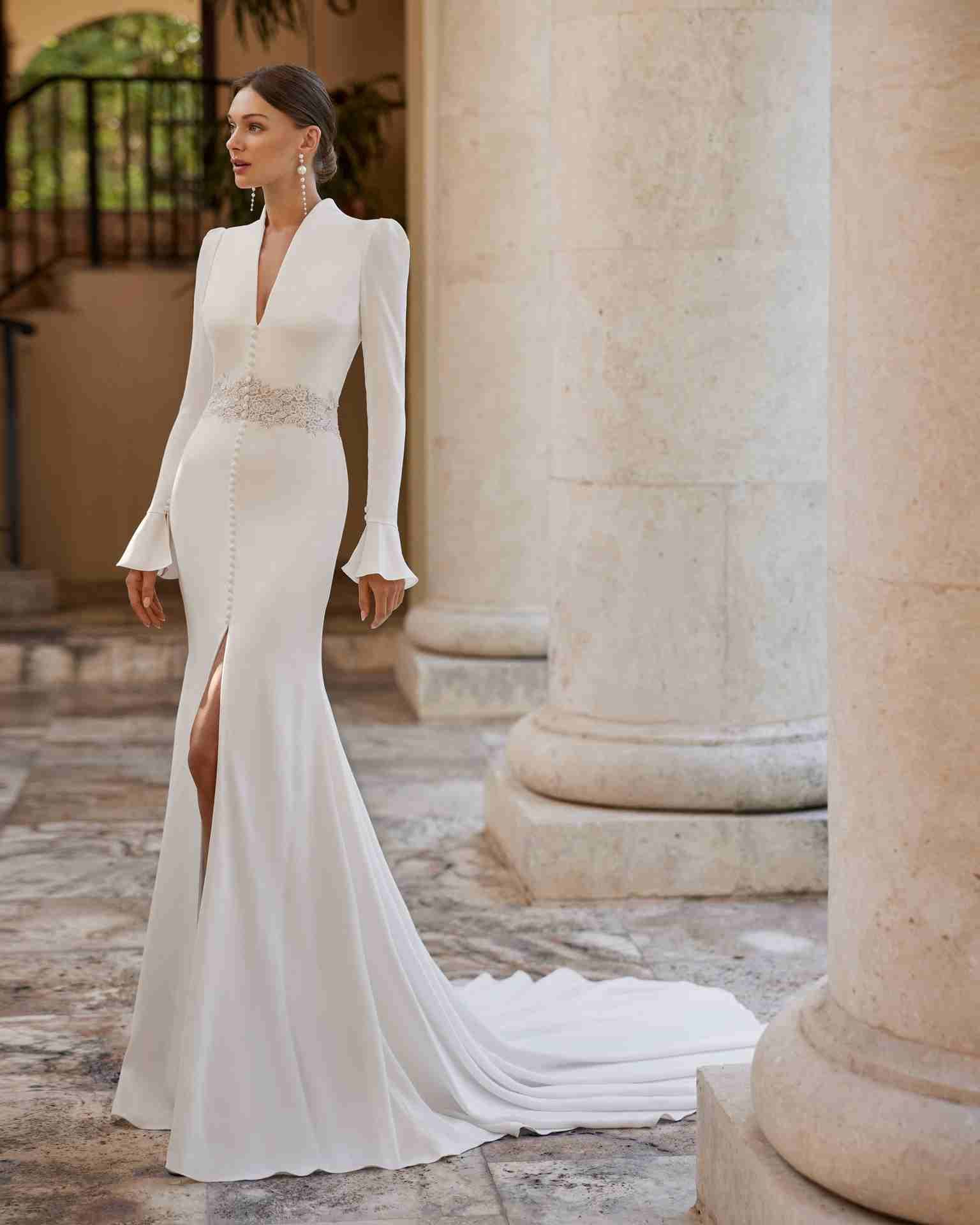 Vestido de novia de corte sirena con escote profundo manga larga y falda con abertura delantera