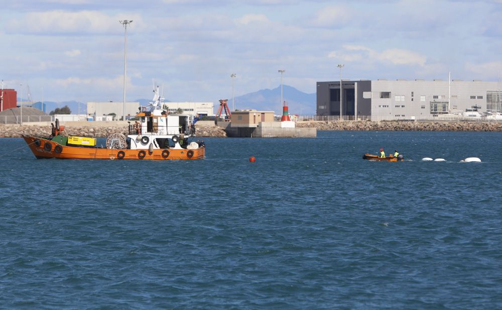 Rescate de las anclas del buque de Greenpeace en el puerto de Sagunt.