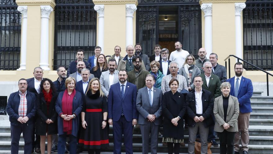 Barbón presenta las escuelas infantiles como &quot;un éxito de la cogobernanza&quot; y los alcaldes matizan: &quot;El peso lo llevábamos los ayuntamientos&quot;