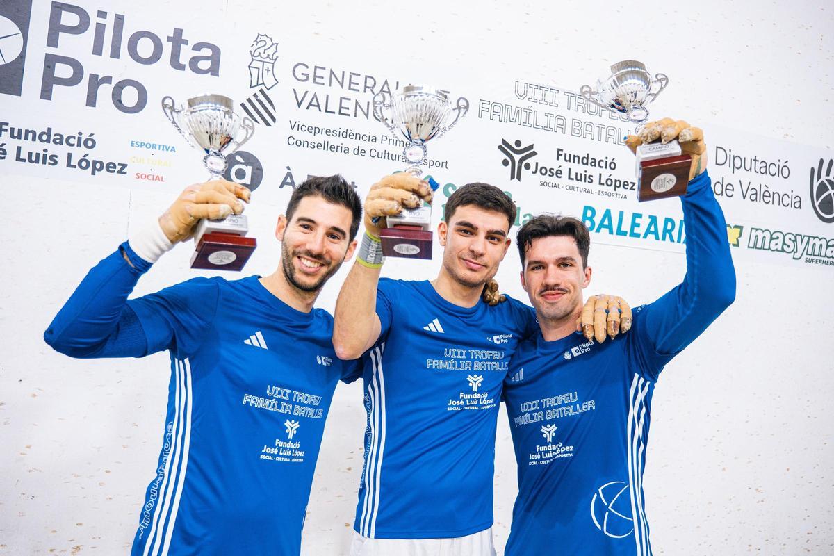 Ricardet, Vercher i Seve alçen el trofeu de campions.