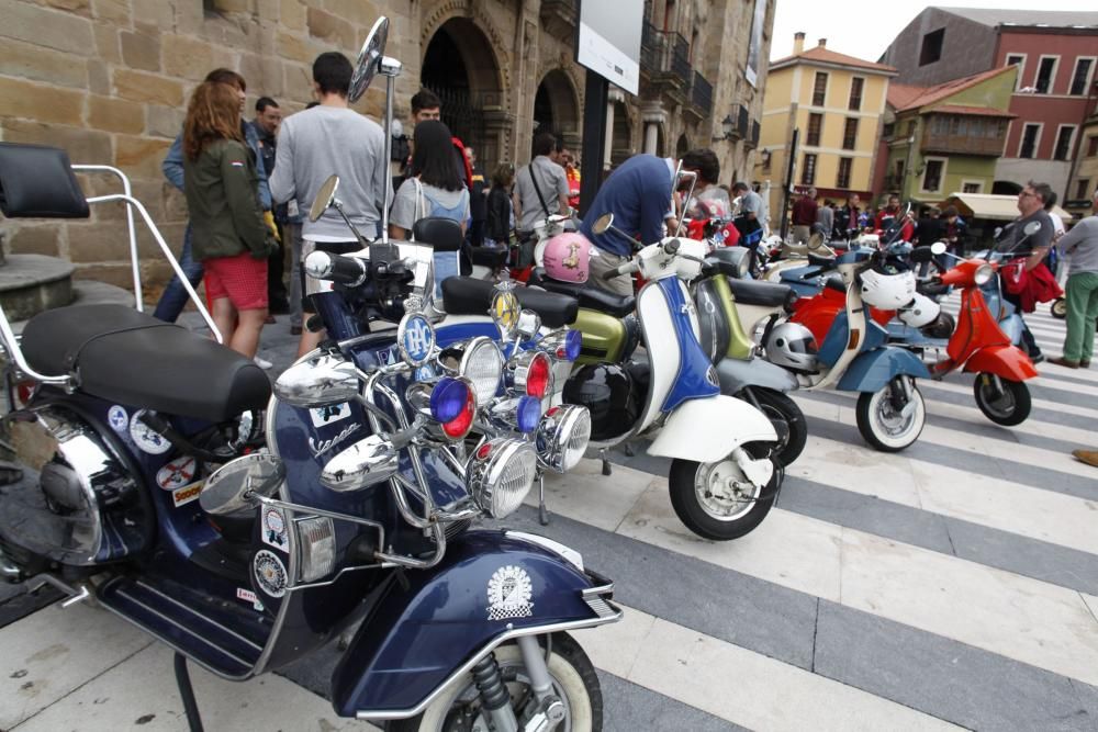 Concentración de Vespas y Lambretas en el Euroyeyé de Gijón