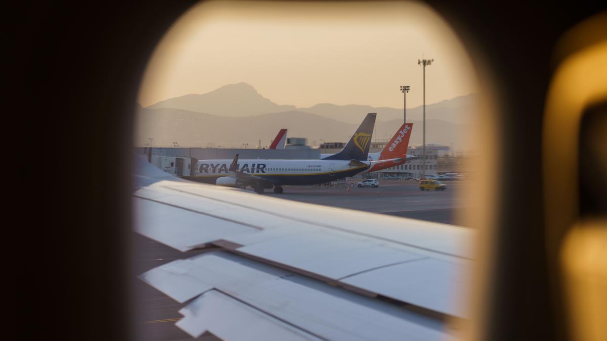 Blick auf Flugzeuge von Easyjet und Ryanair am Flughafen Mallorca