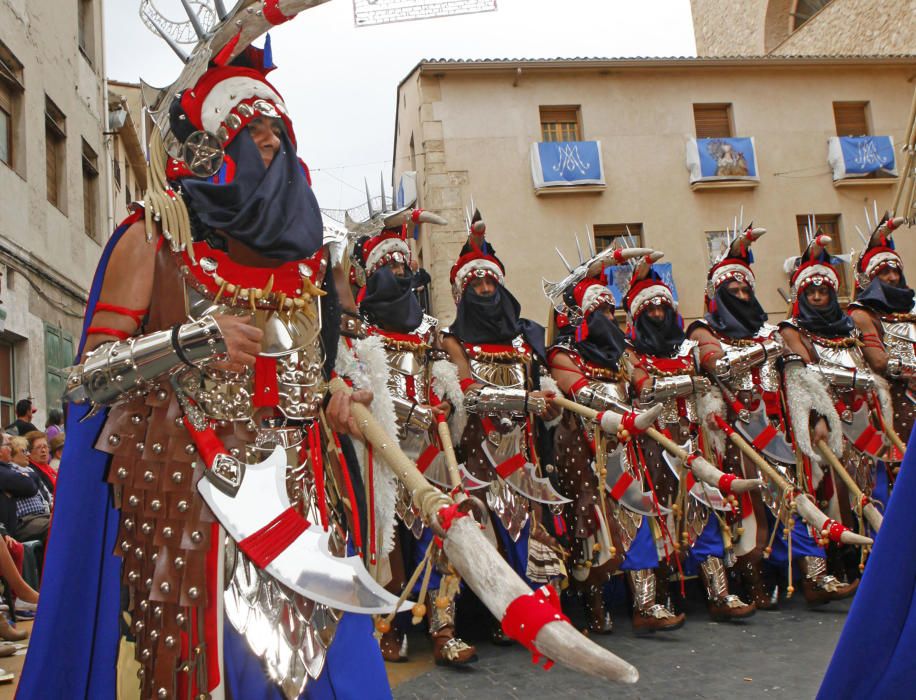 La Filà Marroks, con su capitán Rafael Ortiz, abrió paso a las huestes de la media luna ante la multitud